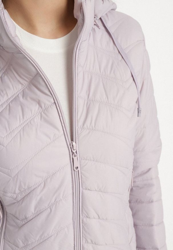 Born2be - Jasnofioletowa Pikowana Kurtka z Kapturem z Możliwością Odpięcia Natisme. Okazja: na co dzień. Typ kołnierza: kaptur. Kolor: fioletowy. Materiał: jeans. Styl: casual, elegancki