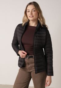 Born2be - Czarna Pikowana Kurtka Przejściowa z Kapturem i Elastycznymi Panelami Feziala. Okazja: na co dzień. Typ kołnierza: kaptur. Kolor: czarny. Materiał: jeans, nylon. Sezon: wiosna. Styl: casual, sportowy #3