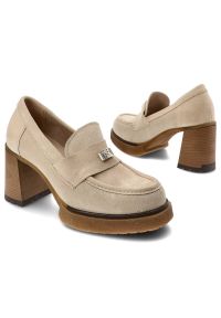 Beżowe Półbuty Armodo Eleganckie Obuwie Na Obcasie. Okazja: na spotkanie biznesowe. Zapięcie: klamry. Kolor: beżowy. Materiał: zamsz. Obcas: na obcasie. Styl: elegancki. Wysokość obcasa: średni #4