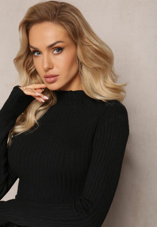 Renee - Czarny Sweterkowy Półgolf z Odpinaną Ozdobą Ikallu. Kolor: czarny. Materiał: prążkowany. Wzór: aplikacja