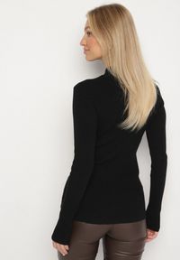 Born2be - Czarny Golf Ozdobiony Tłoczeniem Amilta. Okazja: na co dzień. Typ kołnierza: golf. Kolor: czarny. Materiał: jeans. Wzór: aplikacja. Styl: casual, elegancki #4