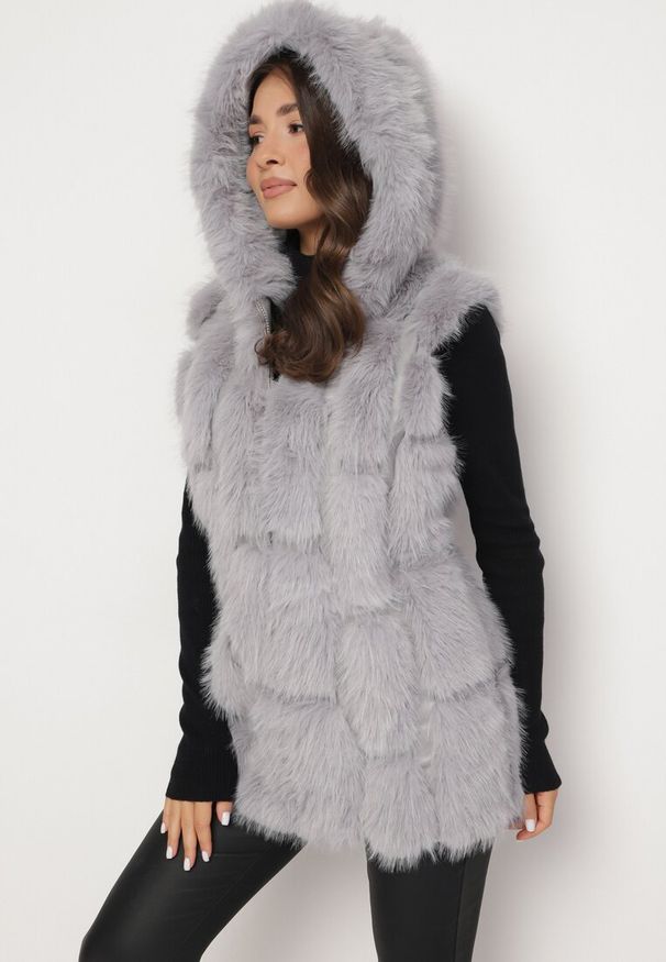 Born2be - Szara Kamizelka Futrzana z Kapturem Sophal. Typ kołnierza: kaptur. Kolor: szary. Materiał: futro