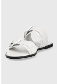 Calvin Klein Jeans klapki YW0YW00537.YAF damskie kolor biały. Nosek buta: okrągły. Kolor: biały. Materiał: materiał, guma. Wzór: gładki. Obcas: na obcasie. Wysokość obcasa: niski #2