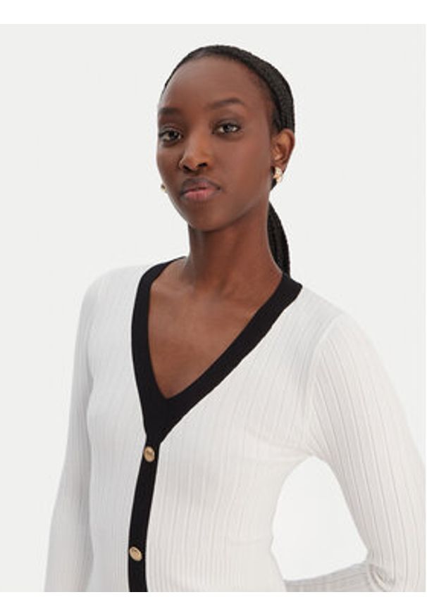 Guess Sukienka dzianinowa W6RK38 Z3HP2 Biały Regular Fit. Kolor: biały. Materiał: wiskoza, syntetyk