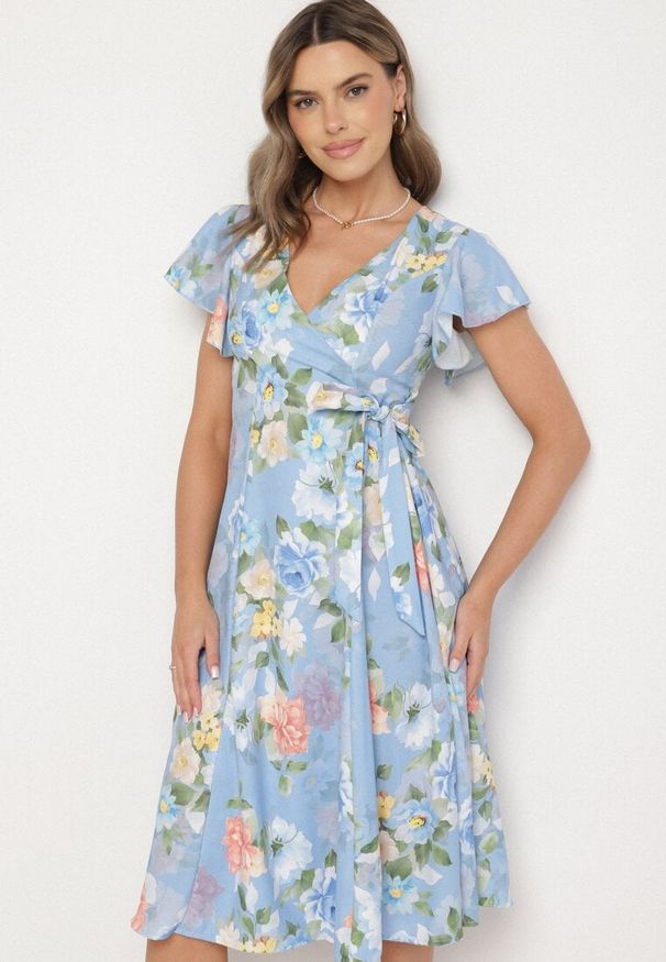 Born2be - Jasnoniebieska Kwiatowa Sukienka z Kopertowym Dekoltem Atorina. Okazja: na co dzień, na spotkanie biznesowe, do pracy. Typ kołnierza: dekolt kopertowy. Kolor: niebieski. Wzór: kwiaty. Typ sukienki: kopertowe. Styl: casual, biznesowy