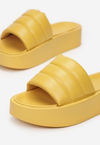 Renee - Żółte Klapki Iphisvienne. Nosek buta: okrągły. Kolor: żółty. Materiał: jeans. Wzór: gładki, aplikacja. Obcas: na platformie #6