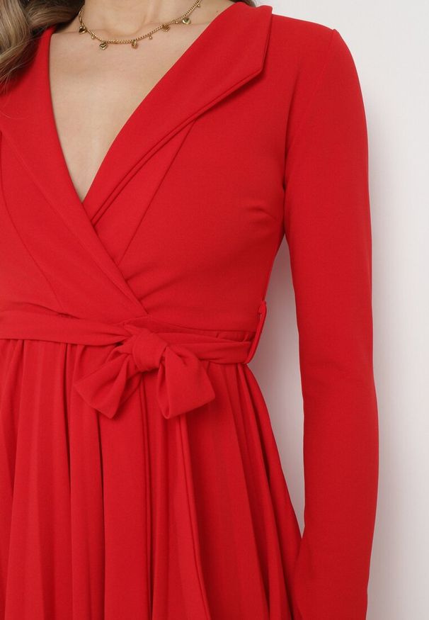 Born2be - Czerwona Midi Sukienka z Plisowanym Dołem i Kopertowym Dekoltem z Materiałowym Paskiem Obebba. Kolor: czerwony. Materiał: materiał. Typ sukienki: kopertowe. Styl: elegancki. Długość: midi