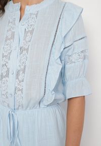 Born2be - Jasnoniebieski Kombinezon z Lnu i Wiskozy w Stylu Boho z Falbankami i Koronką Linalisse. Okazja: na co dzień. Kolor: niebieski. Materiał: koronka, len, wiskoza. Wzór: koronka. Styl: boho #5