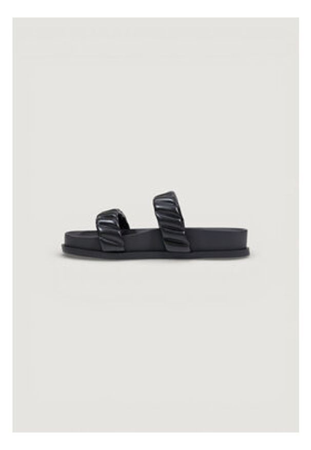 Armani Exchange Klapki XW002574 AF22799 UC001 Czarny. Kolor: czarny. Materiał: skóra