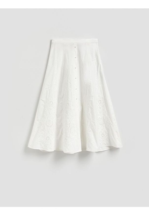 Reserved - Spódnica midi z haftem - biały. Kolor: biały. Materiał: bawełna, tkanina. Wzór: haft