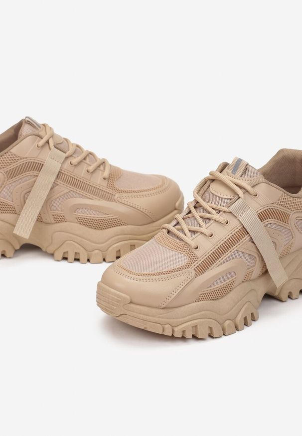 Renee - Ciemnobeżowe Sneakersy Zdobione Tłoczeniami z Amortyzującą Wkładką Arysza. Okazja: na co dzień. Nosek buta: okrągły. Zapięcie: sznurówki. Kolor: beżowy. Materiał: jeans, materiał. Wzór: aplikacja. Obcas: na obcasie, na płaskiej podeszwie. Wysokość obcasa: niski