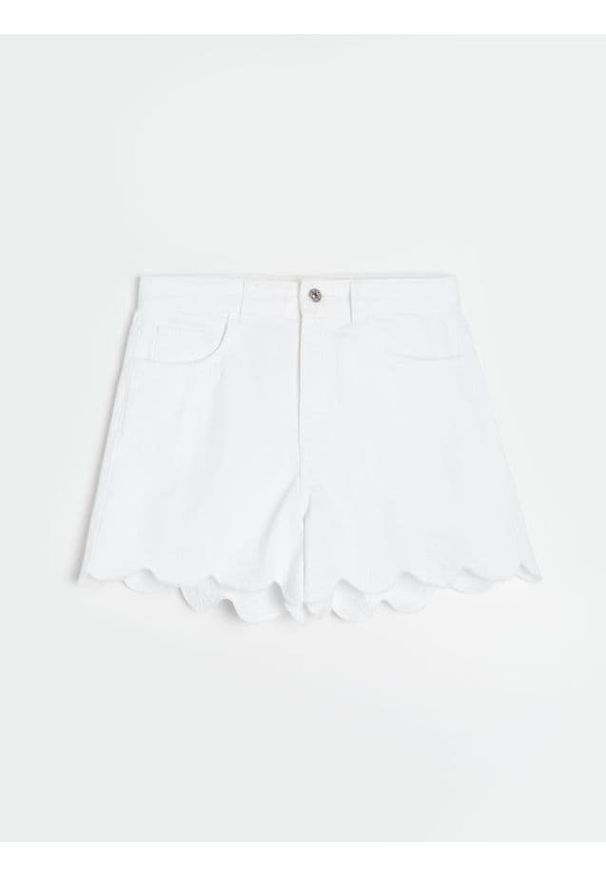 Sinsay - Szorty jeansowe z haftowanymi detalami na nogawce - biały. Kolor: biały. Materiał: jeans. Wzór: haft