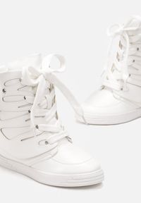 Born2be - Białe Sneakersy na Ukrytym Koturnie z Szerokim Wiązaniem Judella. Nosek buta: okrągły. Zapięcie: sznurówki. Kolor: biały. Materiał: materiał. Sezon: jesień, zima. Obcas: na koturnie. Wysokość obcasa: średni #5