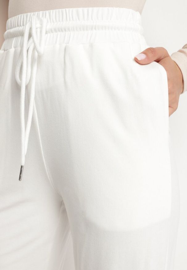Born2be - Białe Bawełniane Spodnie z Prostymi Nogawkami i Gumką w Pasie Nortia. Okazja: na co dzień. Kolor: biały. Materiał: bawełna. Styl: casual
