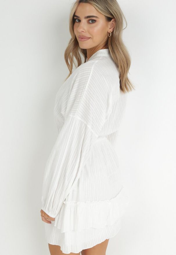 Born2be - Biała Sukienka Nietoperz z Gumką w Pasie Amberly. Okazja: na co dzień. Typ kołnierza: dekolt w serek, typu klepsydra. Kolor: biały. Materiał: jeans. Długość rękawa: długi rękaw. Styl: elegancki, casual