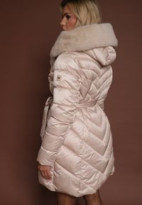 Renee - Beżowa Kurtka z Pikowanym Przeszyciami Wiązanym Paskiem i Kapturem z Futrem Fenida. Kolor: beżowy. Materiał: futro. Styl: elegancki #5