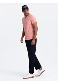 Ombre Clothing - Klasyczna męska bawełniana koszulka z dekoltem w serek BASIC – różowa V7. Typ kołnierza: dekolt w serek. Kolor: różowy. Materiał: bawełna. Wzór: ze splotem, jednolity. Styl: klasyczny #4