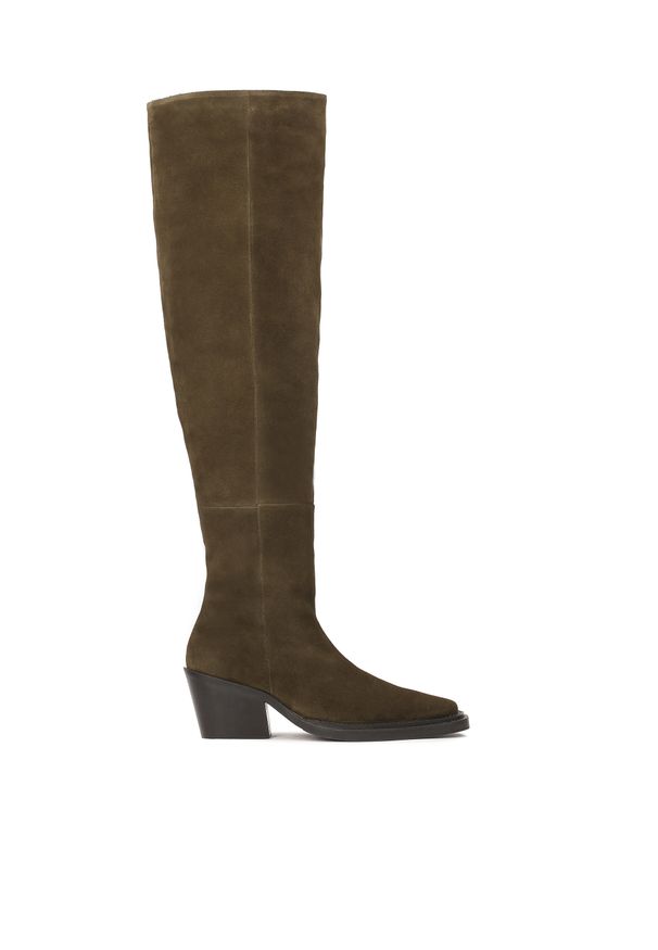 Kazar - Zamszowe muszkieterki w kowbojskim stylu. Wysokość cholewki: przed kolano. Kolor: brązowy. Materiał: zamsz. Szerokość cholewki: normalna