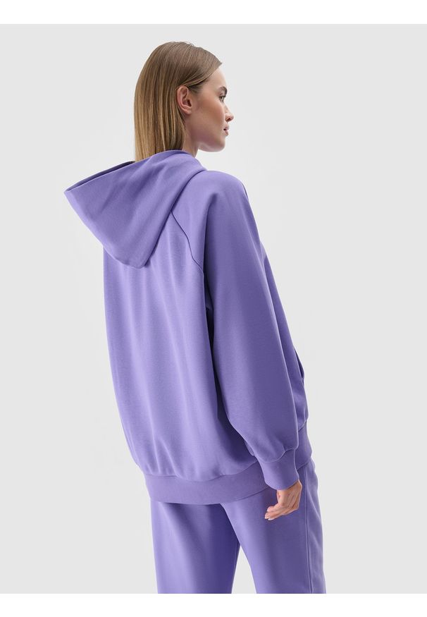 4f - 4F Bluza dresowa nierozpinana z kapturem damska - fioletowa XXL. Okazja: na co dzień. Typ kołnierza: kaptur. Kolor: fioletowy. Materiał: dresówka. Długość rękawa: raglanowy rękaw. Wzór: napisy, gładki, ze splotem. Styl: sportowy, casual
