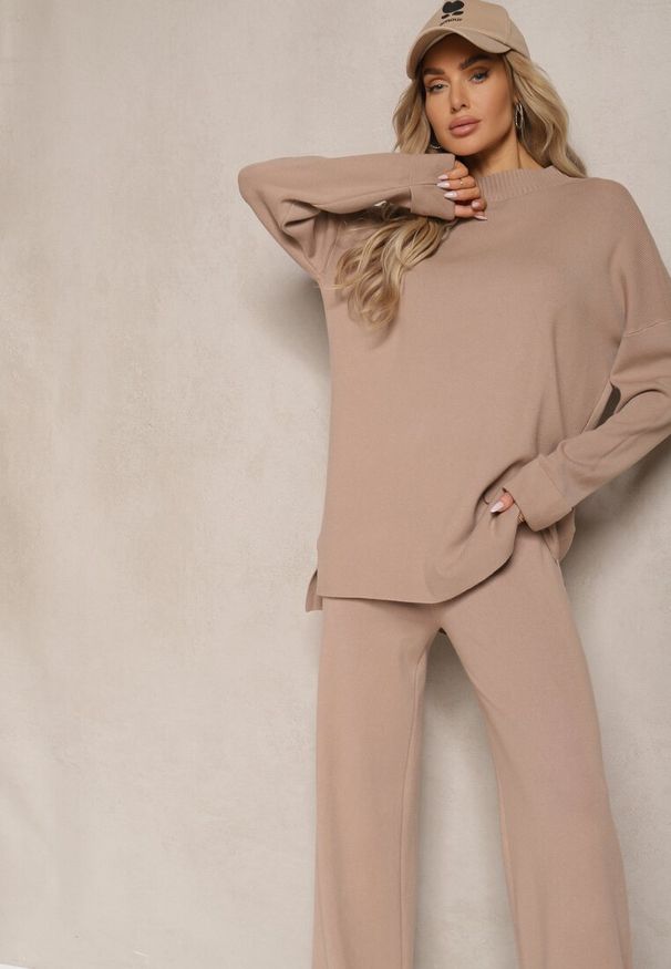 Renee - Ciemnobeżowy Komplet 2-częściowy z Dzianiny z Wiskozą Sweter z Półgolfem i Spodnie z Gumką Firiala. Kolor: beżowy. Materiał: dzianina, wiskoza