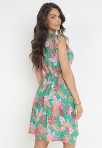 Born2be - Zielona Sukienka Mini z Gumką w Talii i Falbankami z Wiskozy Calanna. Typ kołnierza: kołnierz z falbankami. Kolor: zielony. Materiał: wiskoza. Sezon: wiosna, lato. Długość: mini #3