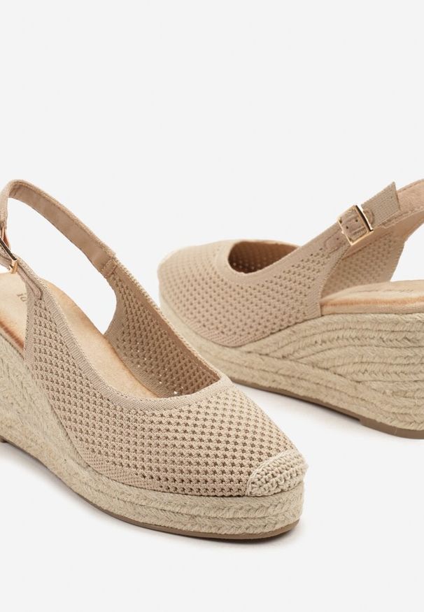 Born2be - Ciemnobeżowe Ażurowe Sandały na Koturnie z Juty Tonevia. Kolor: beżowy. Wzór: ażurowy. Sezon: lato. Obcas: na koturnie