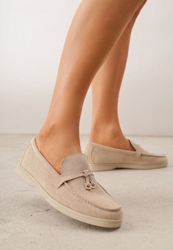 Renee - Beżowe Mokasyny VICES Casualowe ze Skórzaną Wkładką i Metalowymi Ozdobami Dinsmore. Okazja: na co dzień. Nosek buta: okrągły. Kolor: beżowy. Materiał: skóra. Wzór: aplikacja. Obcas: na obcasie. Styl: casual. Wysokość obcasa: niski