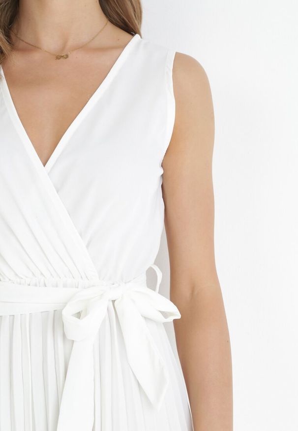 Born2be - Biała Plisowana Sukienka Maxi z Gumką w Pasie i Materiałowym Paskiem Biak. Okazja: na wesele, na imprezę, na ślub cywilny. Typ kołnierza: dekolt kopertowy. Kolor: biały. Materiał: materiał. Sezon: lato. Typ sukienki: kopertowe. Styl: elegancki, klasyczny. Długość: maxi