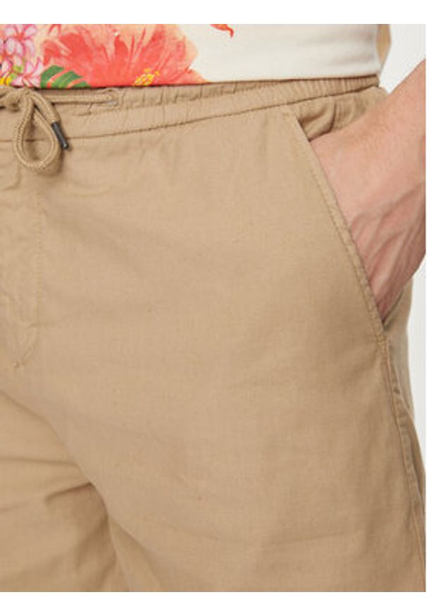 Guess Szorty materiałowe Mick M4GD02 WFBXA Khaki Regular Fit. Kolor: beżowy. Materiał: bawełna