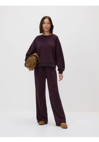 Reserved - Spodnie z szeroką nogawką - ciemnofioletowy. Kolor: fioletowy. Materiał: dzianina