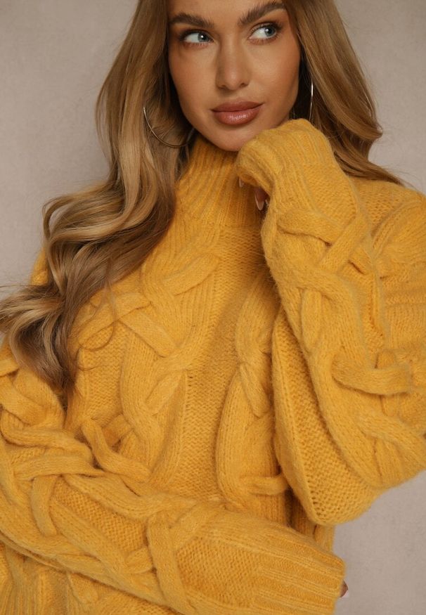 Renee - Żółty Golf z Dodatkiem Wełny ze Strukturalnym Splotem Fedansa. Okazja: na co dzień. Typ kołnierza: golf. Kolor: żółty. Materiał: wełna. Długość: długie. Wzór: ze splotem. Styl: klasyczny, casual