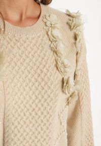 Born2be - Jasnobeżowy Sweter o Prostym Kroju Zdobiony Aplikacją w Kształcie Kwiatów z Perełkami Leavirae. Okazja: na co dzień. Kolor: beżowy. Materiał: jeans. Wzór: aplikacja, kwiaty. Styl: klasyczny, elegancki, casual #3