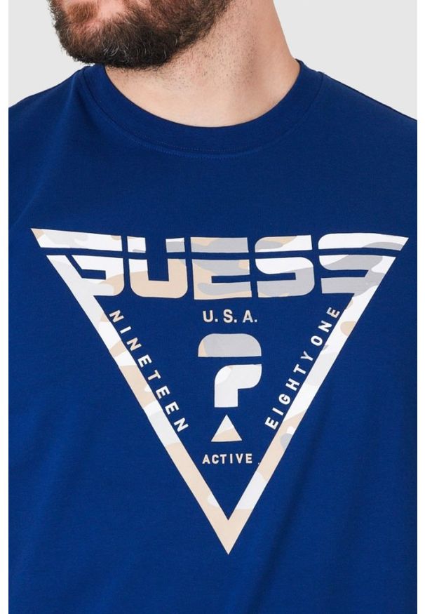 Guess - GUESS Granatowy t-shirt męski z logo w moro, Rozmiar L. Kolor: niebieski. Wzór: moro