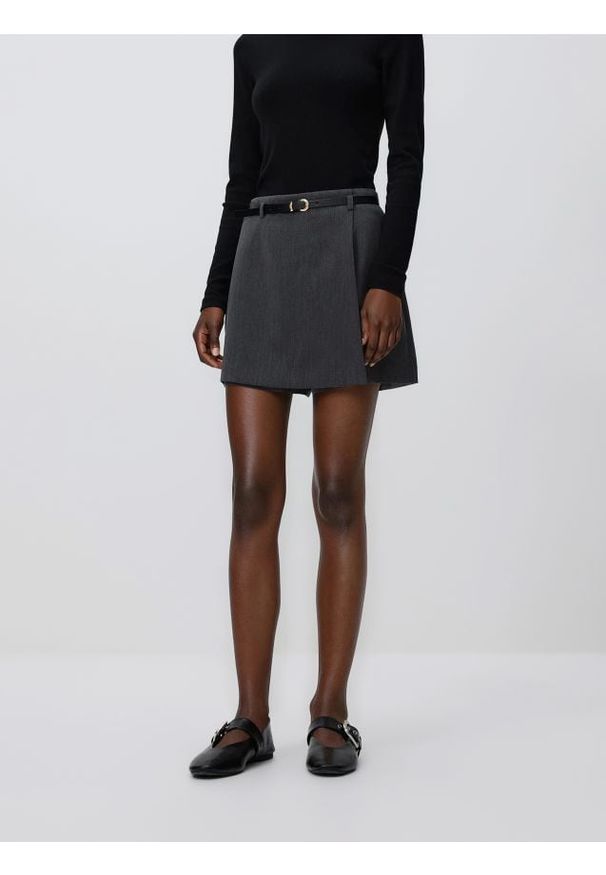 Reserved - Spódnico-szorty z paskiem - jasnoszary. Kolor: szary. Materiał: tkanina, wiskoza