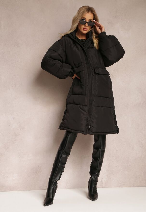 Renee - Czarna Kurtka Oversize do Kolana z Kapturem Zasi. Okazja: na co dzień, na spacer. Typ kołnierza: kaptur. Kolor: czarny. Materiał: jeans. Długość: do kolan. Sezon: zima. Styl: casual, elegancki