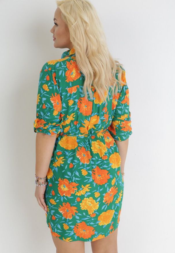 Born2be - Zielona Koszulowa Sukienka Mini z Guzikami i Materiałowym Paskiem Raimeda. Kolekcja: plus size. Kolor: zielony. Materiał: materiał. Wzór: kwiaty. Sezon: lato, wiosna. Typ sukienki: koszulowe. Długość: mini