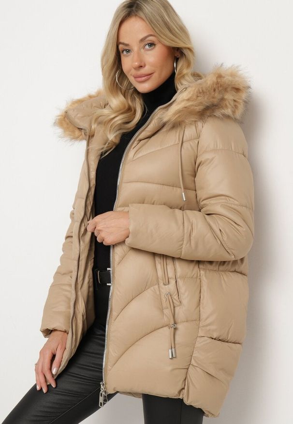 Born2be - Beżowa Pikowana Kurtka o Trapezowym Kroju z Kapturem i Odpinanym Futerkiem Deolaine. Okazja: na co dzień. Typ kołnierza: kaptur. Kolor: beżowy. Materiał: futro. Długość rękawa: długi rękaw. Długość: długie. Styl: casual, elegancki