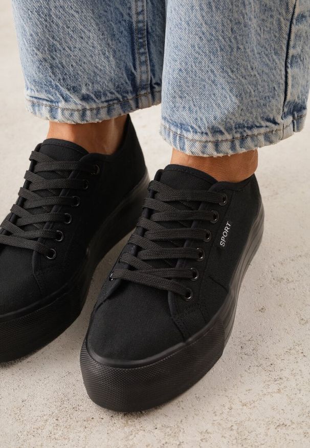 Renee - Czarne Basicowe Trampki VICES w Minimalistycznym Stylu Riosanne. Okazja: na spacer. Kolor: czarny. Materiał: satyna, jeans. Wzór: kwiaty. Styl: klasyczny