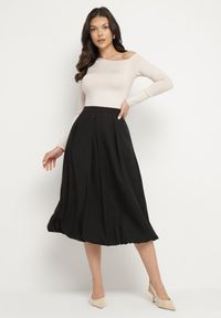 Born2be - Czarna Spódnica z Wiskozą o Rozkloszowanym Kroju z Zakładkami Voreza. Okazja: na co dzień. Kolor: czarny. Materiał: wiskoza. Styl: casual, elegancki #4