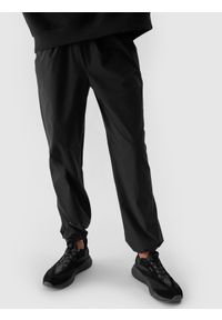 4f - Spodnie casual z szerokimi nogawkami męskie - czarne. Okazja: na co dzień. Kolor: czarny. Materiał: tkanina, elastan. Styl: casual