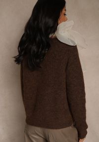 Renee - Brązowy Sweter z Dodatkiem Wełny Ozdobiony przy Szyi Wiązaniem Tusmele. Kolor: brązowy. Materiał: wełna. Wzór: aplikacja. Styl: elegancki #3