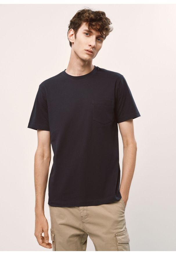 Ochnik - Granatowy basic T-shirt męski. Kolor: niebieski. Materiał: bawełna. Długość: krótkie