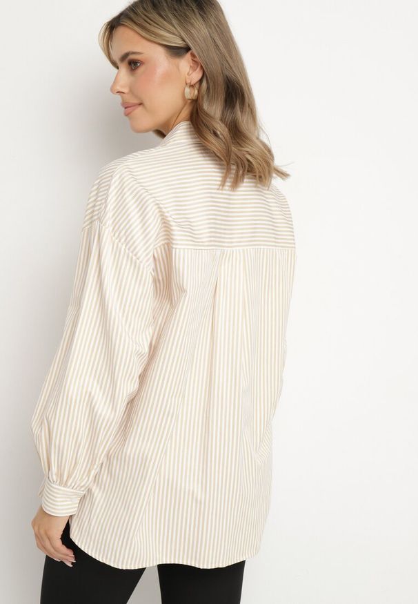 Born2be - Beżowa Koszula Zapinana na Guziki z Kieszonką Uloedri. Okazja: na spotkanie biznesowe, na co dzień. Kolekcja: plus size. Kolor: beżowy. Materiał: jeans. Długość rękawa: długi rękaw. Długość: długie. Styl: klasyczny, biznesowy, casual