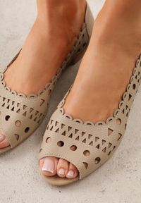 Born2be - Beżowe Ażurowe Balerinki ze Skóry Naturalnej z Odkrytym Noskiem Helyss. Okazja: do pracy, na co dzień, na spotkanie biznesowe. Kolor: beżowy. Materiał: skóra. Szerokość cholewki: normalna. Wzór: ażurowy. Styl: klasyczny, biznesowy, elegancki, casual, boho #2