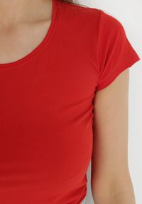 Born2be - Czerwony T-shirt Leucypise. Okazja: do pracy, na co dzień. Kolor: czerwony. Materiał: dzianina, jeans, bawełna, jersey. Długość rękawa: krótki rękaw. Styl: casual
