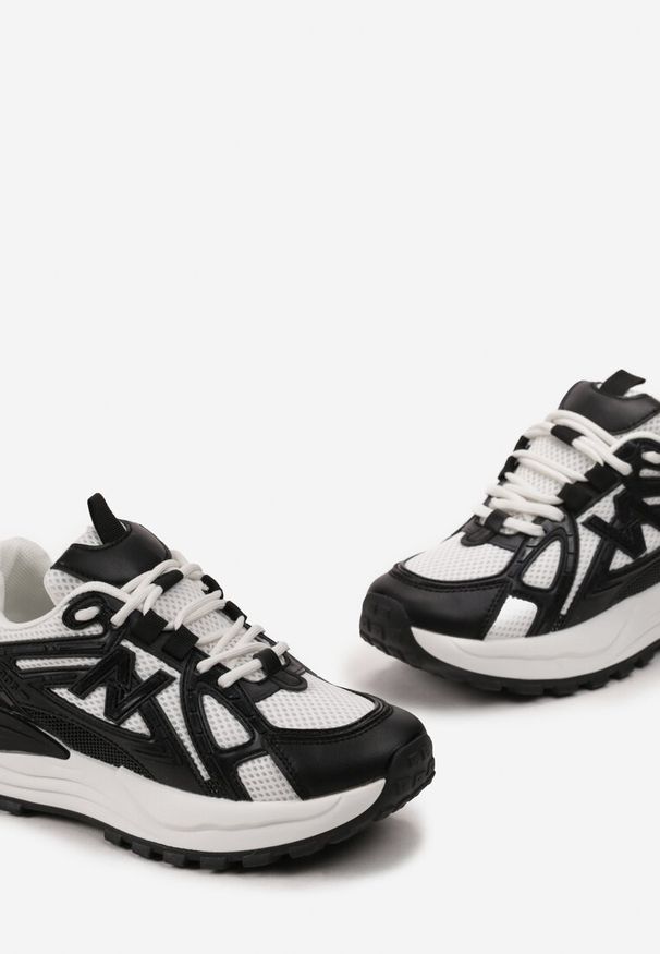 Renee - Czarne Sneakersy na Platformie z Wstawkami z Siateczki Epionna. Kolor: czarny. Obcas: na platformie