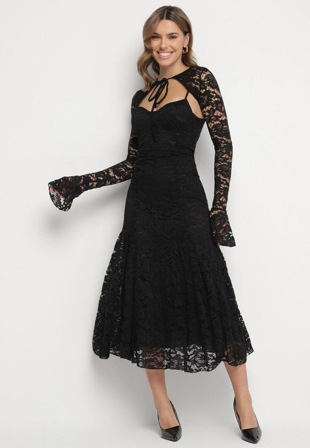 Born2be - Czarna Koronkowa Sukienka o Rozkloszowanym Kroju z Wiązanym Bolerkiem Gonneth. Okazja: na wesele, na ślub cywilny. Typ kołnierza: dekolt w kształcie V. Kolor: czarny. Materiał: koronka. Długość rękawa: na ramiączkach. Typ sukienki: rozkloszowane