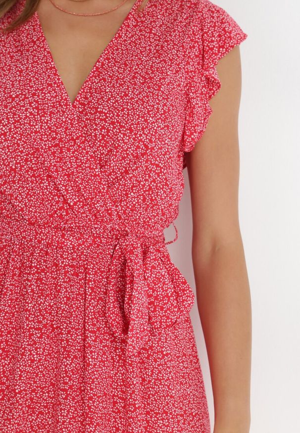 Born2be - Czerwona Sukienka z Paskiem Rartho. Typ kołnierza: kołnierz z falbankami. Kolor: czerwony. Materiał: materiał, wiskoza. Wzór: kwiaty, nadruk. Typ sukienki: rozkloszowane, kopertowe. Długość: mini