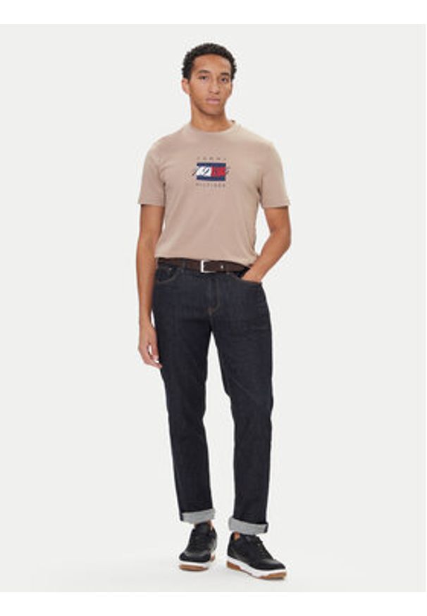 TOMMY HILFIGER - Tommy Hilfiger T-Shirt Linear Flag MW0MW41338 Beżowy Regular Fit. Kolor: beżowy. Materiał: bawełna