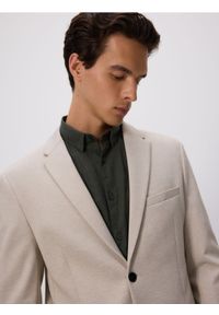 Reserved - Marynarka slim fit - beżowy. Kolor: beżowy. Materiał: wiskoza, dzianina